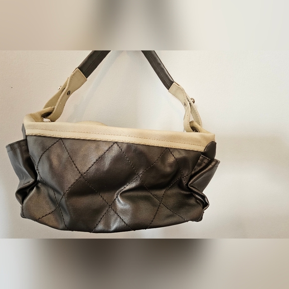 CHANEL Black and Cream Quilted Shoulder Bag - Picture 1 of 16